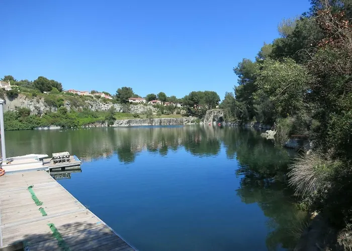 Joli A Front De Appartement *